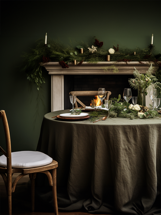 Weihnachtliche Tischdecke aus dunkelolivfarbenem Leinen